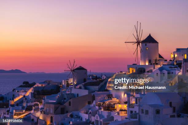 luz púrpura sobre oia - oia santorini fotografías e imágenes de stock