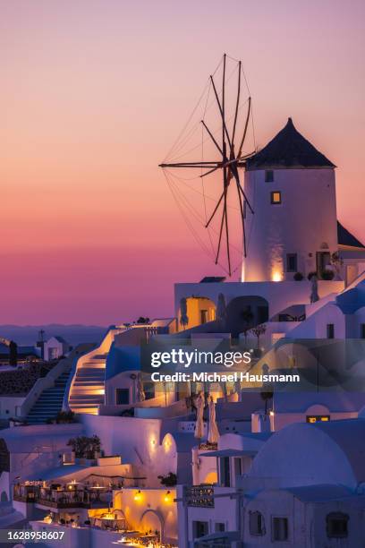 purpurnes licht über oia - insel santorin stock-fotos und bilder