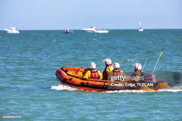 rnli team in eastbourne, uk - küstenwache stock-fotos und bilder