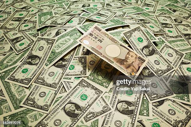 japan yen  on the  us dollar banknotes - japanese yen note stockfoto's en -beelden