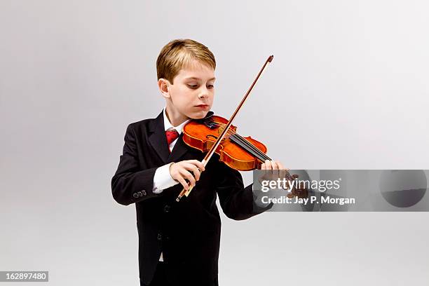 little boy playing violin - boy violin stockfoto's en -beelden