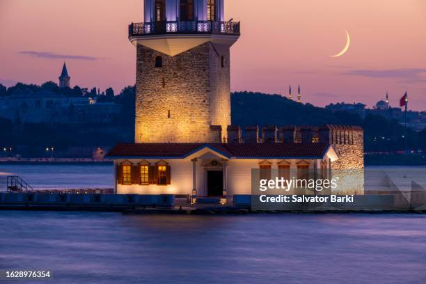 kiz kulesi leander's tower on the bosphorus, istanbul - leander licht stock-fotos und bilder