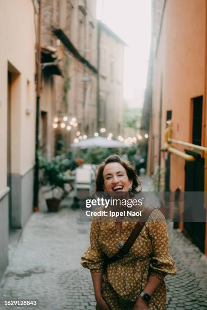 woman having a good time in italy - altstadt stock-fotos und bilder