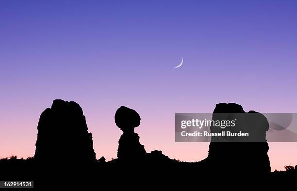 balanced rock in arches national park - balanced rock arches national park stock pictures, royalty-free photos & images