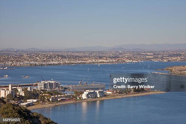 naval ship on pier extending into blue waters. - condado de san diego imagens e fotografias de stock