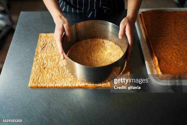 kuchenhersteller. - kuchen dekorieren stock-fotos und bilder