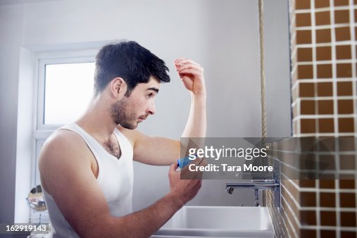 46 Man Applying Hair Gel Photos and Premium High Res Pictures - Getty Images