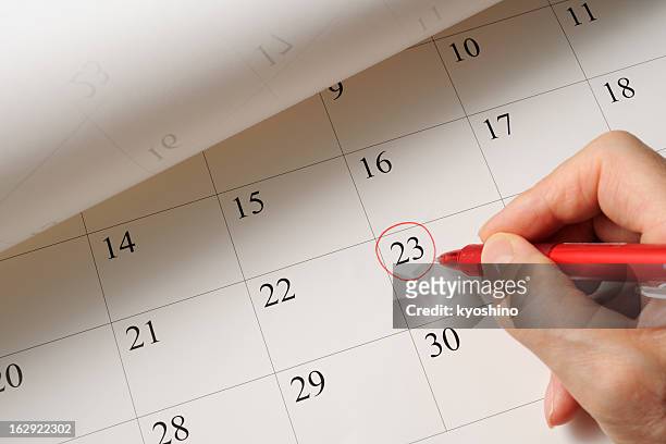 setzen auf kalender-datum mit rotem stift - kalender stock-fotos und bilder