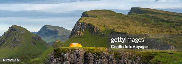 amarelo tenda redonda na montanha dramáticos reserva ecológica das terras altas da escócia - camping selvagem imagens e fotografias de stock