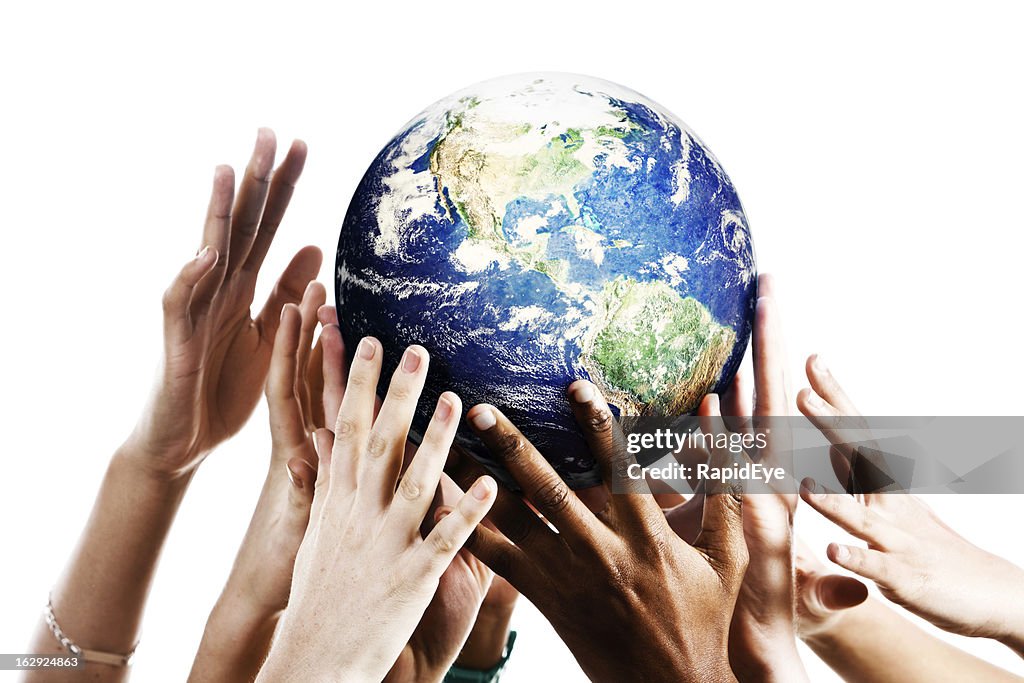 Muitas mãos s'estendem para cima para Planet Earth