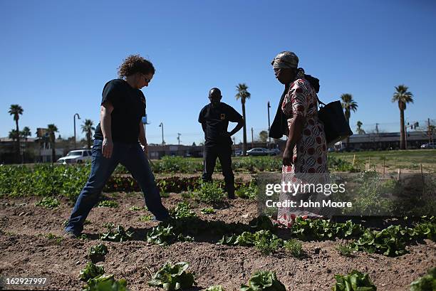 Jessica Woiderski, , a farm coordinator for the New Roots urban farm program held by the International Rescue Committee , advises refugees on March...