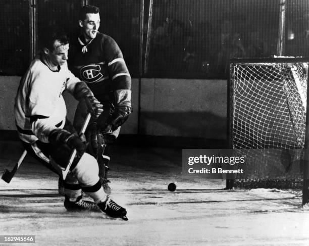 Gordie Howe of the Detroit Red Wings scores on goalie Jacques Plante of the Montreal Canadiens circa 1955 at the Montreal Forum in Montreal, Quebec,...