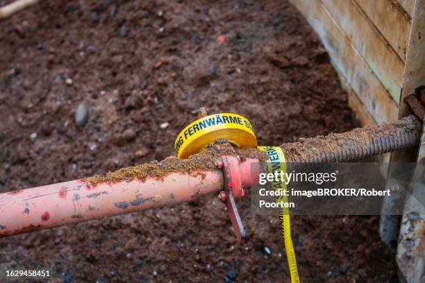 flutter tape with the inscription fernwaerme at a construction site in duesseldorf, germany - district heating stock-fotos und bilder