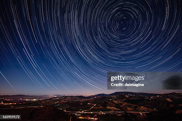 starry night on the tuscan hills - 光跡 個照片及圖片檔