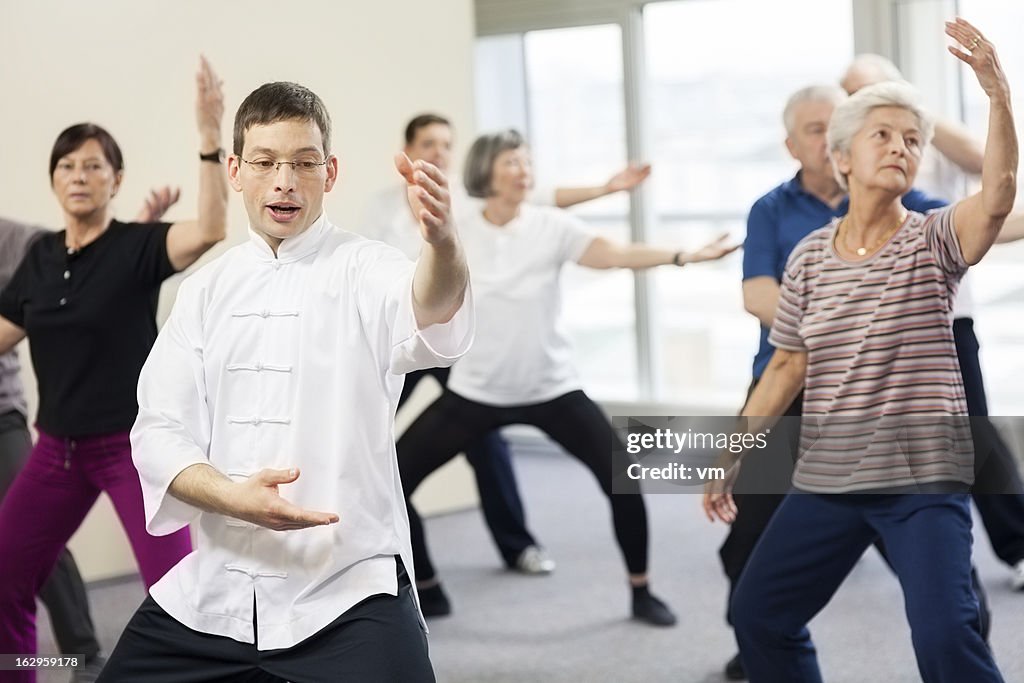 Jubilados haciendo ejercicios de Tai Chi