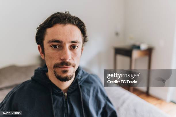 retrato de un hombre adulto medio en casa - hombres-de-mediana-edad fotografías e imágenes de stock