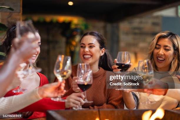 tomar unas copas en la terraza - wine fotografías e imágenes de stock