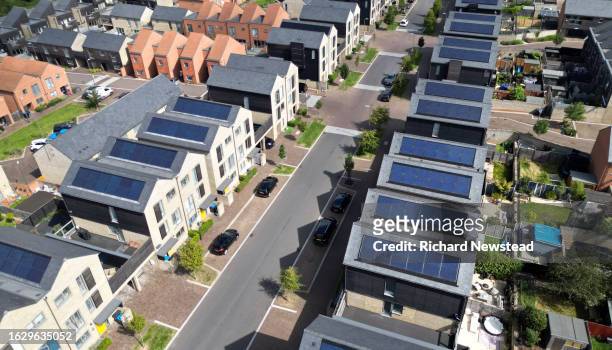 solar powered homes - einfamilienhaus mit solarzellen stock-fotos und bilder