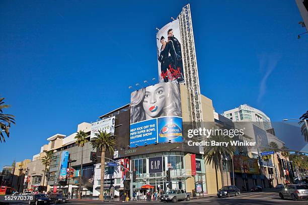 signs covering building at intersection. - hollywood and highland center foto e immagini stock