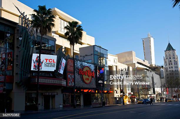 movie and entertainment marquis on big street. - theatre building stockfoto's en -beelden