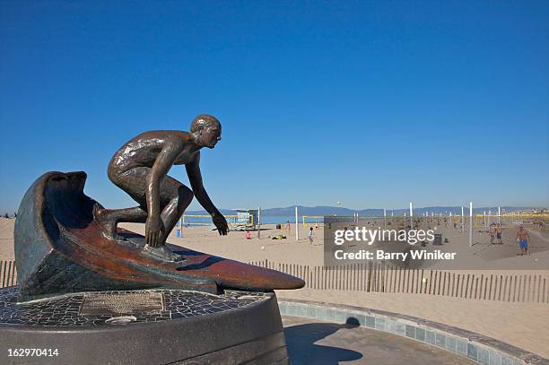 surfer statue on beach. - playa hermosa en california fotografías e imágenes de stock