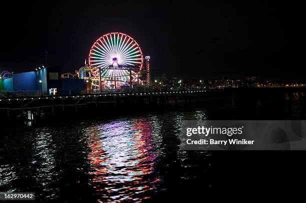 reflection of ferris wheel in ocean at night - santa monica pier stock-fotos und bilder