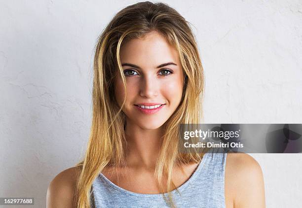 natural beauty portrait of young woman, smiling - blond haar stockfoto's en -beelden