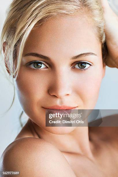 beauty portrait of young blond woman, close-up - groene ogen stockfoto's en -beelden