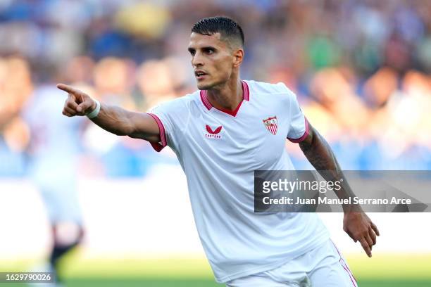 Erik Lamela of Sevilla celebrates after scoring the team's second goal during the LaLiga EA Sports match between Deportivo Alaves and Sevilla FC at...