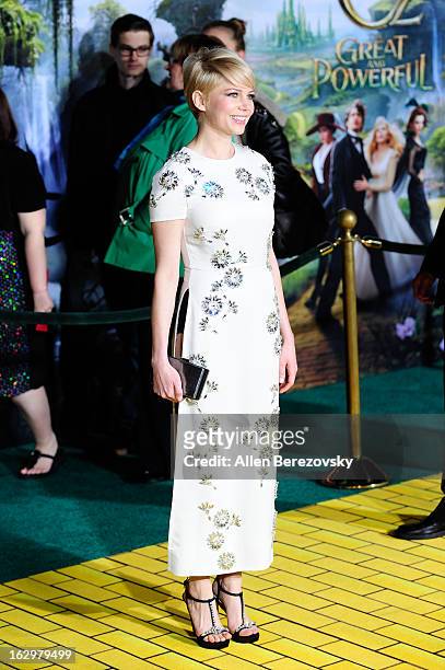 Actress Michelle Williams arrives at the Los Angeles Premiere of "Oz The Great and Powerful" at the El Capitan Theatre on February 13, 2013 in...