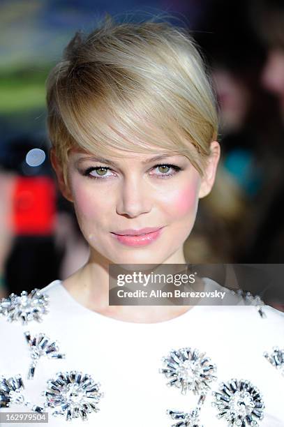 Actress Michelle Williams arrives at the Los Angeles Premiere of "Oz The Great and Powerful" at the El Capitan Theatre on February 13, 2013 in...