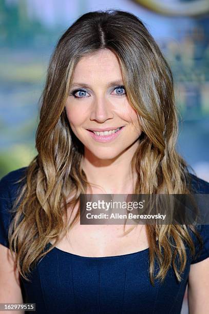 Actress Sarah Chalke arrives at the Los Angeles Premiere of "Oz The Great and Powerful" at the El Capitan Theatre on February 13, 2013 in Hollywood,...