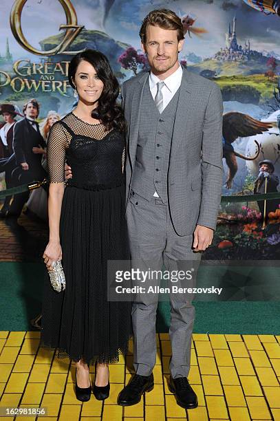 Actress Abigail Spencer and Josh Pence attend at the Los Angeles Premiere of "Oz The Great and Powerful" at the El Capitan Theatre on February 13,...