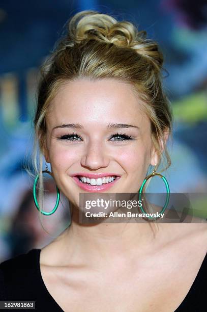 Actress Hunter King arrives at the Los Angeles Premiere of "Oz The Great and Powerful" at the El Capitan Theatre on February 13, 2013 in Hollywood,...