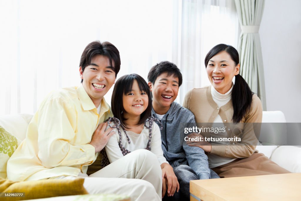 Jeune famille avec deux enfants