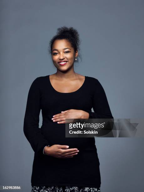 portrait of pregnant woman, studio background - maternity wear photos et images de collection