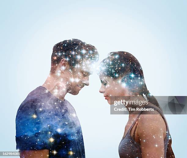 couple leaning into each other with stars. - pure photos et images de collection