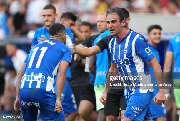 Kike of Deportivo Alaves celebrates with teammate Luis Rioja after scoring the team's third goal during the LaLiga EA Sports match between Deportivo...