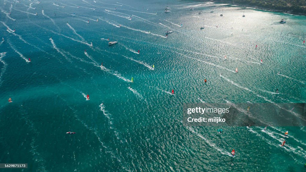 Luftaufnahme von Windsurfern, die guten Wind auf dem Meer genießen