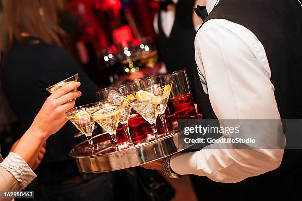 beber de martini - vermut fotografías e imágenes de stock