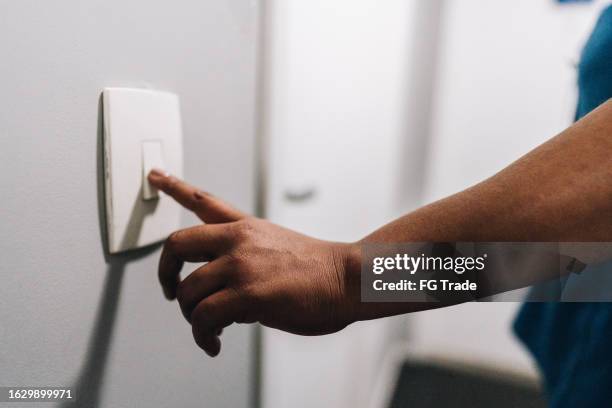 la mano de la mujer tocando el timbre - timbre de la puerta fotografías e imágenes de stock