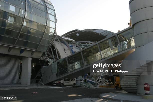 Collapse Of Terminal 2Nd Roissy. Le toit du terminal 2E de l'aéroport de ROISSY, fleuron de l'architecture moderne, s'est effondré dimanche matin, 23...