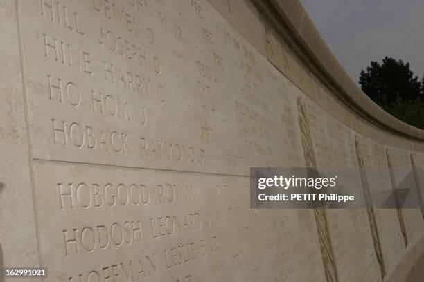 Allies Fallen For France. Le cimetière Normandy American Cemetery à COLLEVILLE-SUR-MER : le mur des soldats disparus, ayant ayant trouvé la mort lors...