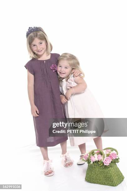 Gifts For Mother'S Day. Photo studio : fillettes jouant à la maman avec Léa en robe de lin rose pâle avec petiets manches et smocks BONPOINT -...