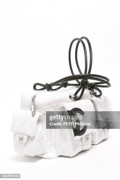 Gifts For Mother'S Day. Sac reporter en cuir blanc comme un Chamallow avec des hanses en réglisse de chez CHANEL.