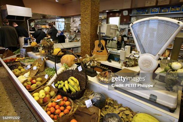 The Delicatessen The Duke Of Montmorency In Paris. Le fooding : étalages de fruits dans l'épicerie fine Au Duc de Montmorency, 46 rue de Montmorency...