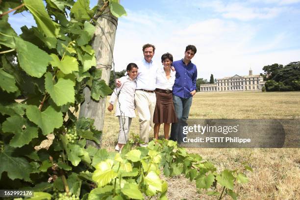 Rendezvous With Winemaker Nicolas Lorgeril. Attitude souriante de Nicolas DE LORGERIL avec son épouse Miren et leurs enfants Blanche et Henri...