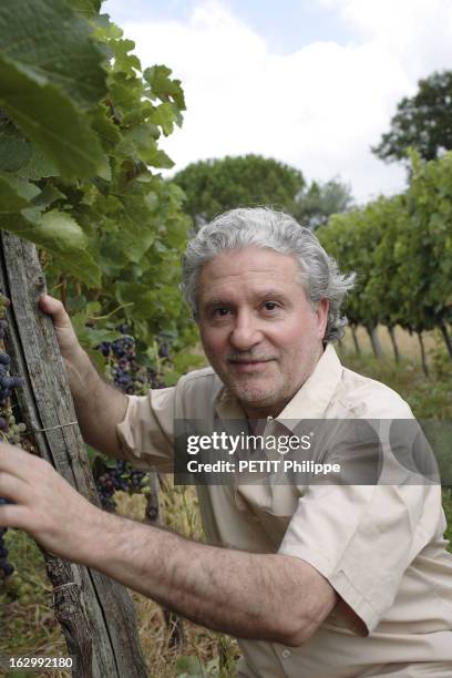 Rendezvous With The Cook Alain Dutournier. Attitude d'Alain DUTOURNIER, accroupi au milieu de ses vignes à Cagnotte, près de Peyrerhorade dans le...