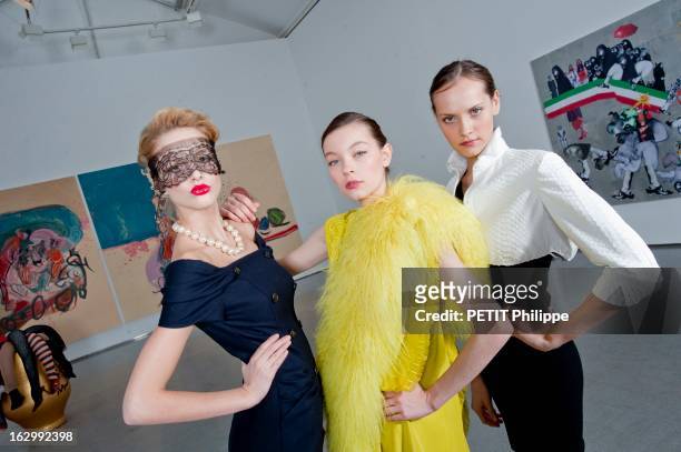 Paris, Eternal Muse Of Fashion. 60 ans de mode à l'occasion de l'anniversaire de Paris Match : trois mannequins posant à la galerie Thaddaeus Ropac à...