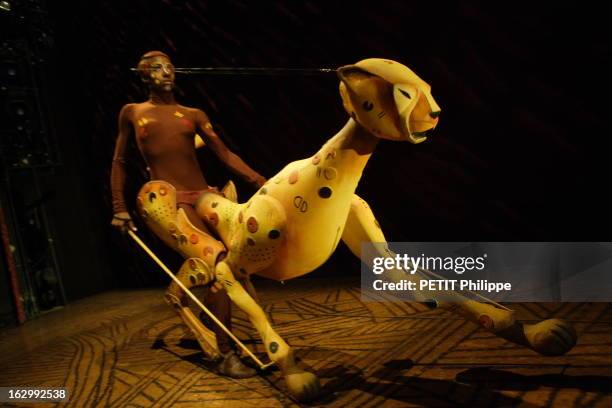 The Musical 'The Lion King' By Rogers Allers And Irene Mecchi. La comédie musicale 'Le Roi Lion' mise en scène par Julie TAYMOR au théâtre Mogador à...